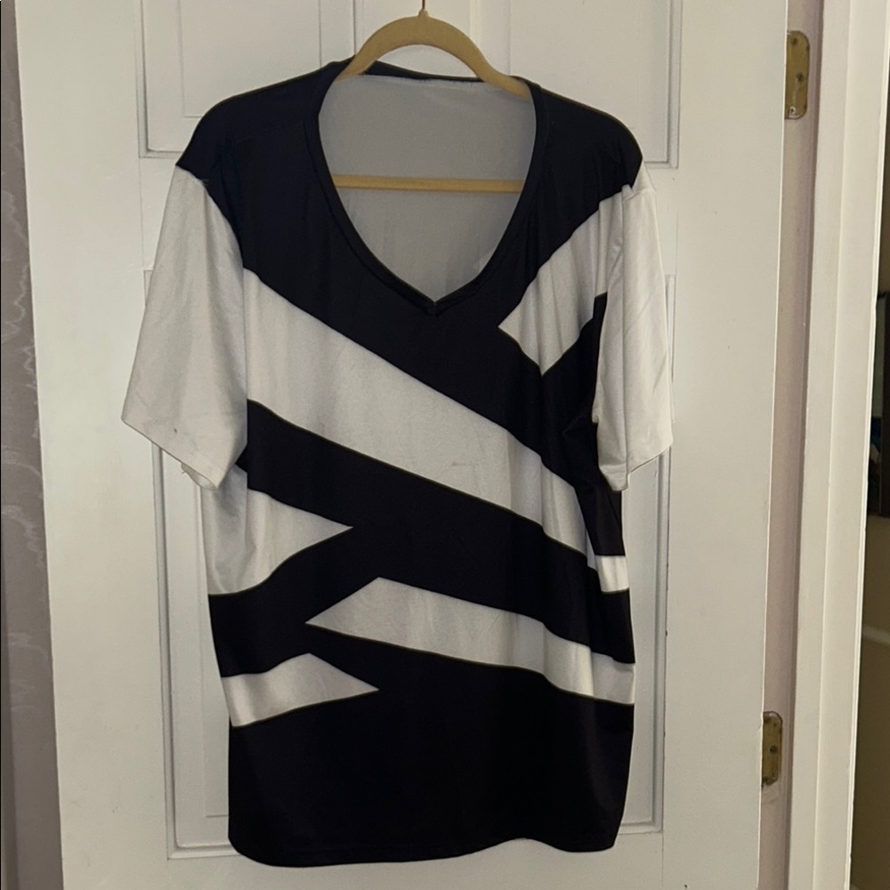 EUC SILK LIKE FABRIC Black and White Graphic T-Shirt sz2x diagonal wide stripes